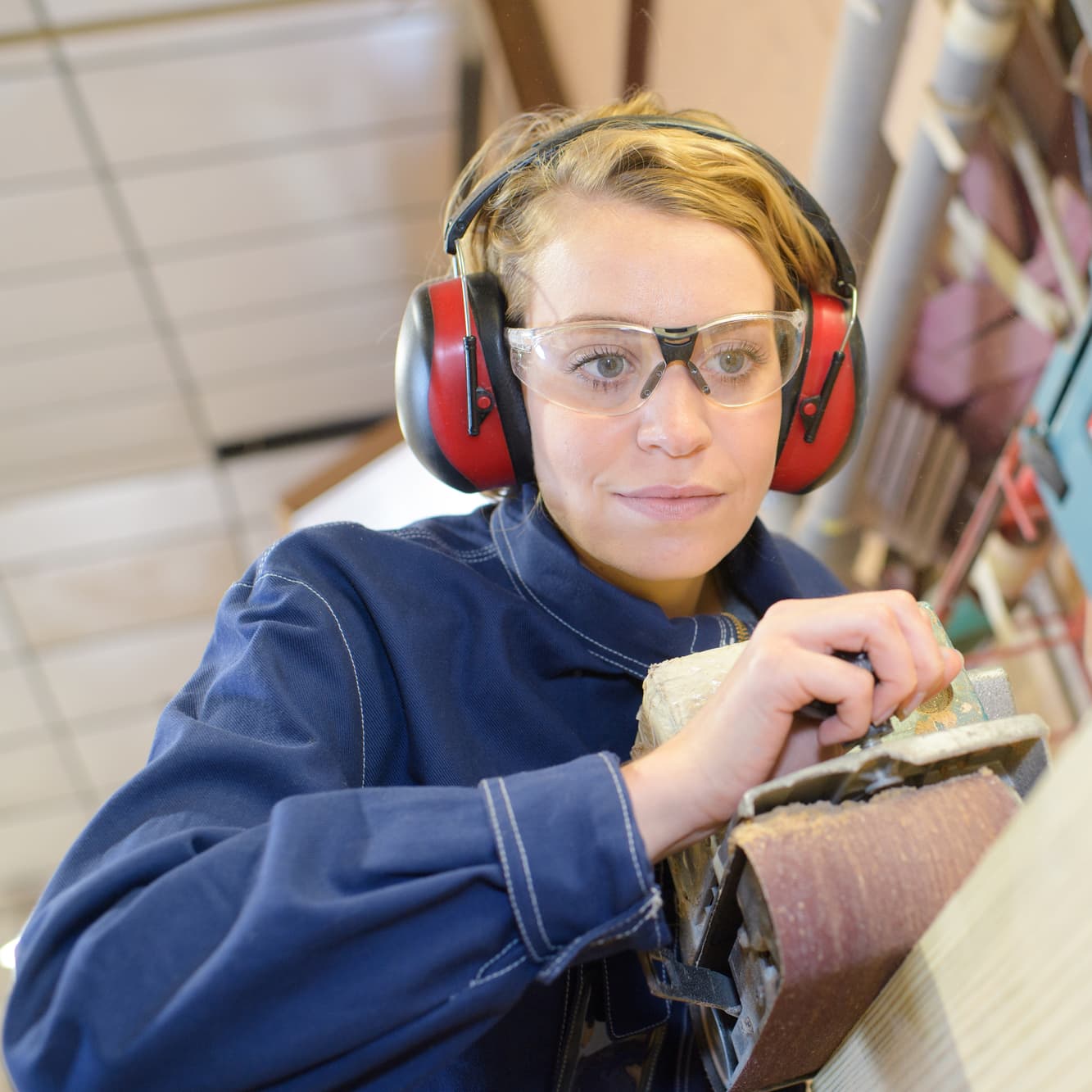 Frau bei der Holzbearbeitung